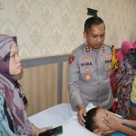 Kapolres Padangsidimpuan, AKBP Dr Wira Prayatna, saat meninjau langsung proses khitan terhadap salah seorang anak