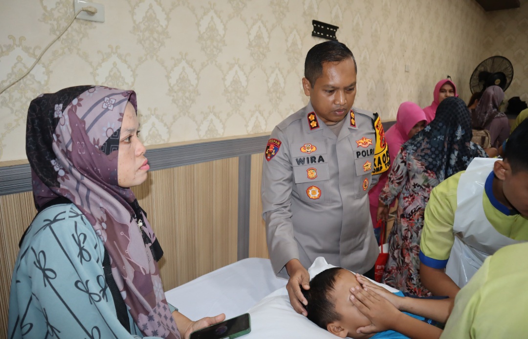 Kapolres Padangsidimpuan, AKBP Dr Wira Prayatna, saat meninjau langsung proses khitan terhadap salah seorang anak