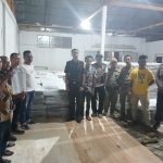 Ketua KPU Padangsidimpuan, Tagor Dumora Lubis, bersama Bawaslu, pihak Kepolisian, Kejaksaan, Satpol PP, Dinas Perhubungan, dan lainnya, saat proses serah terima logistik Pilkada berupa 754 kotak suara