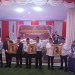 Ketua KPU Padangsidimpuan, Tagor Dumora Lubis, didampingi para Komisioner dan Sekretariat, berfoto bersama ketiga Paslon Pilwalkot usai pengundian dan penetapan nomor uru
