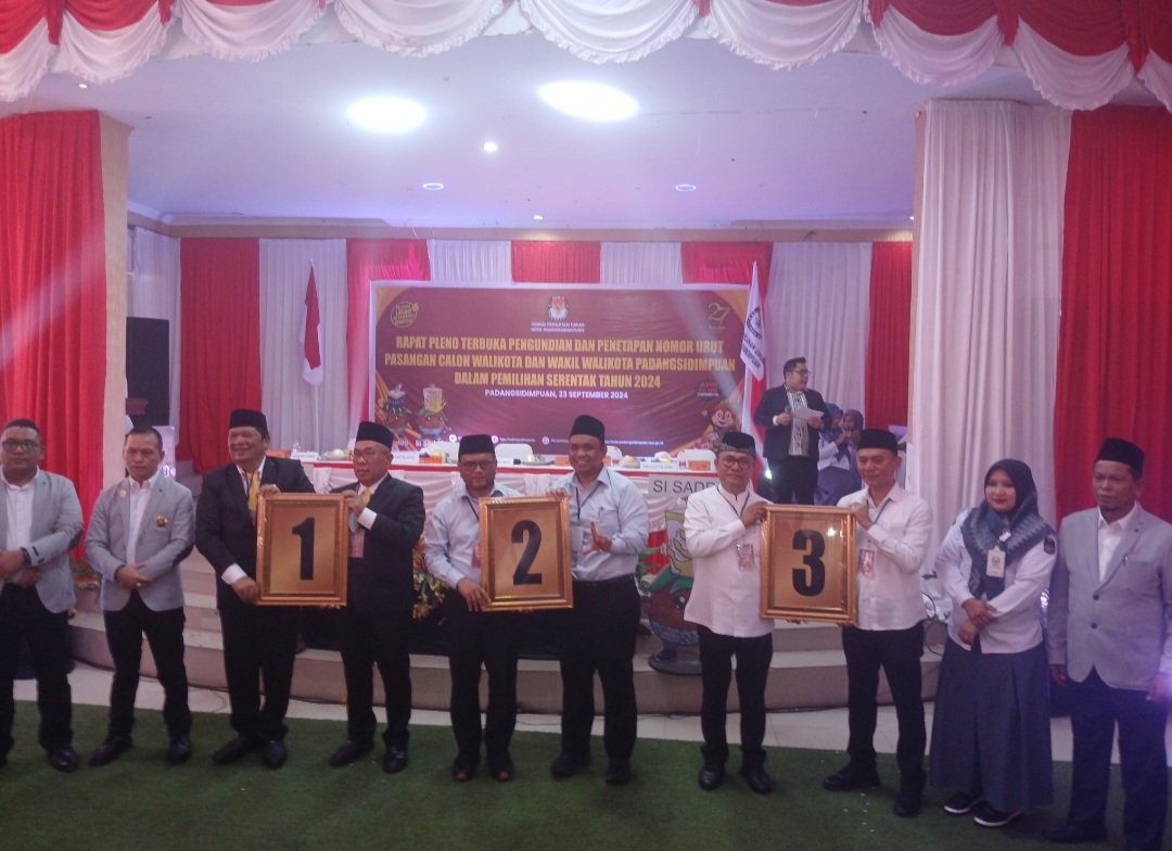 Ketua KPU Padangsidimpuan, Tagor Dumora Lubis, didampingi para Komisioner dan Sekretariat, berfoto bersama ketiga Paslon Pilwalkot usai pengundian dan penetapan nomor uru