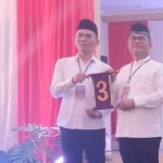 Paslon Wali Kota Padangsidimpuan, Hapendi Harahap (kanan) dan Wakil Wali Kota, Gempar Nauli Hamonangan Nasution (kiri), saat menunjukkan nomor urut 3 dalam pemilihan Wali Kota dan Wakil Wali Kota Padangsidimpuan