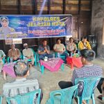 Kasat Intelkam Polres Tapsel, Iptu Oloan Lubis, saat memberi arahan ke masyarakat Kabupaten Padang Lawas Utara di sela gerakan Kapolres Jelajah Huta