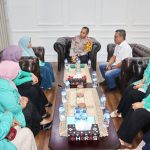 Kapolres Padangsidimpuan, AKBP Dr Wira Prayatna, didampingi Kasat Intelkam, Iptu Marzuki, saat menerima audiensi Fatayat NU