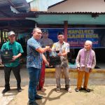 Kasat Intelkam Polres Tapsel, Iptu Oloan Lubis, saat menyerahkan souvenir ke perwakilan masyarakat di sela gerakan Kapolres Tapsel Jelajah Huta