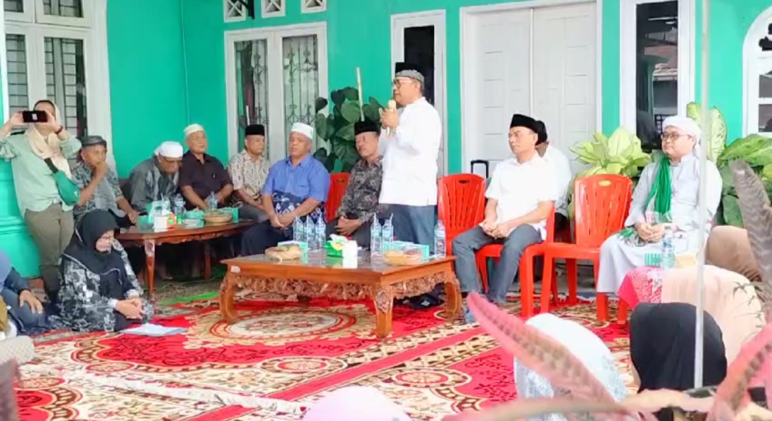 Paslon Wali Kota dan Wakil Wali Kota nomor urut 3, Hapendi Harahap, dan Gempar Nauli Hamonangan Nasution, (Hapendi-Gempar), saat memberikan sambutan di pengajian An Nur, Lingkungan II, Kelurahan Tano Bato, Kecamatan Padangsidimpuan Utara