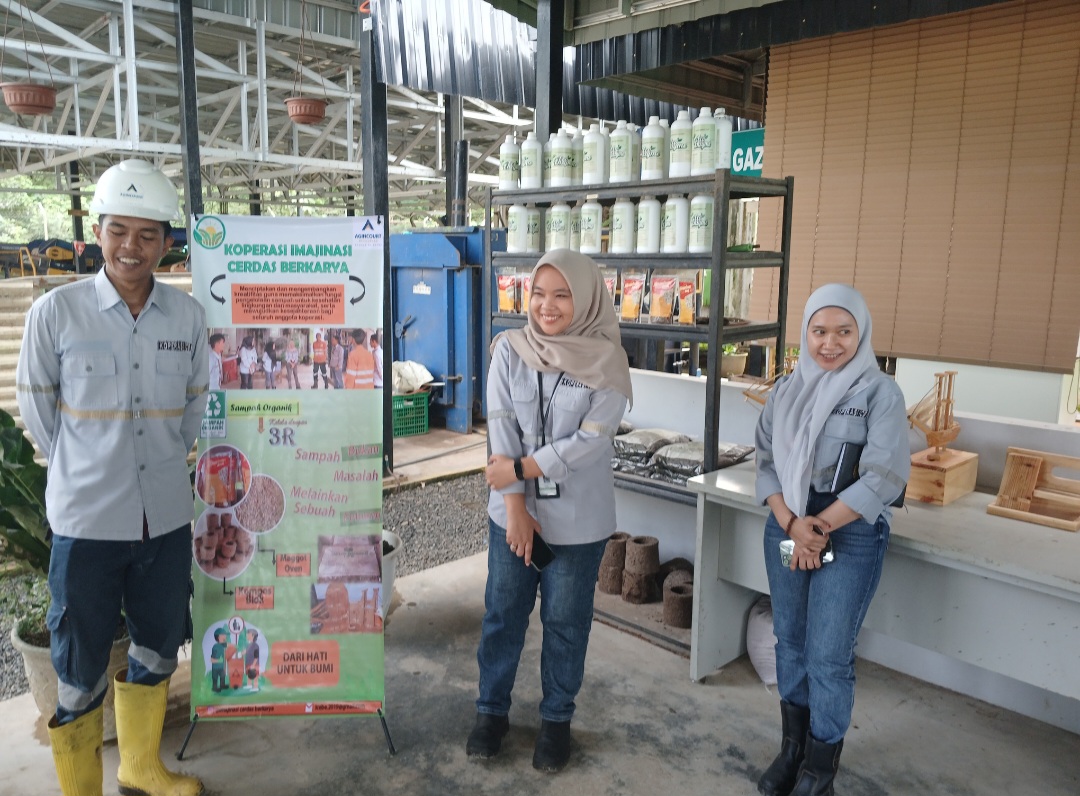 Bendahara Kopersi ICB, Jayanti Fauzi Siregar, didampingi rekan-rekannya, saat menjelaskan berbagai produk yang bermanfaat hasil pengelolaan sampah domestik organik PT AR
