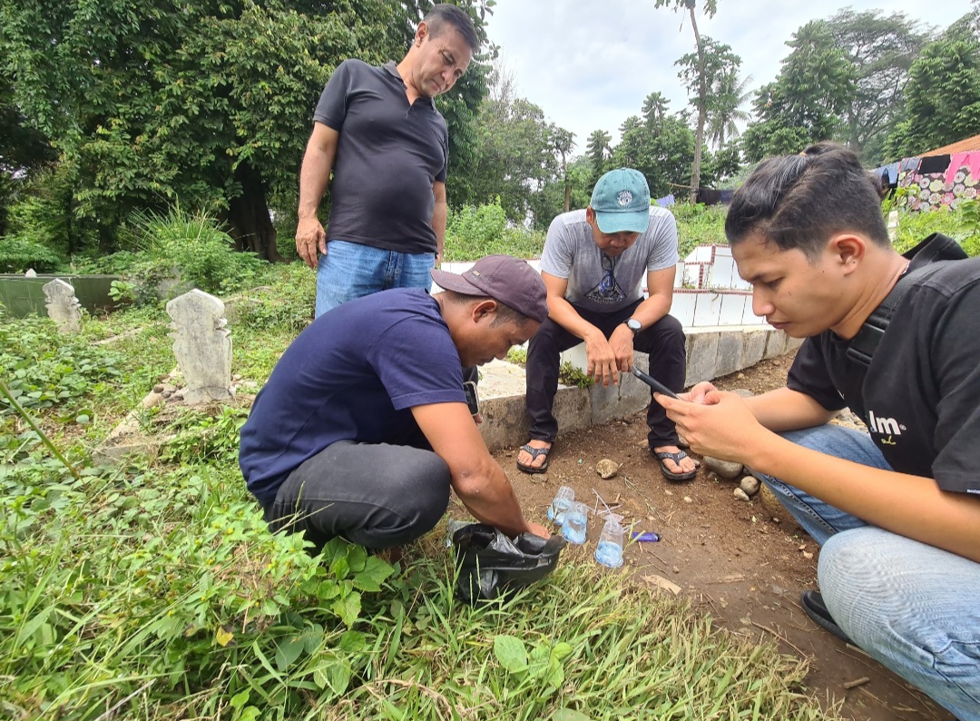 Kasat Resnarkoba Polres Padangsidimpuan, AKP Gunawan Effendi, bersama KBO, Ipda Dilwan Iskandar Hasibuan, Ps Kanit I, Aipda Endis Sidabutar, dan anggota saat melakukan gerebek sarang narkoba di Pekuburan Silayang-layang