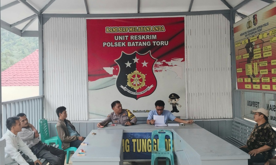 Upaya mediasi terkait kasus dugaan penyerobotan lahan yang difasilitasi oleh personel Polsek Batang Toru