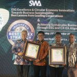 Wakil Presiden Direktur PT AR Ruli Tanio (kedua dari kiri) dan General Manager & Deputy Director Operations PT AR, Rahmat Lubis (ketiga dari kiri), menerima penghargaan dari Chairman IICG Gendut Suprayitno (kiri) dan Wakil Pemimpin Redaksi Majalah SWA, Kusnan M Djawahir (kanan), di ajang Indonesia Green and Sustainable Companies Award (IGSCA) 2024