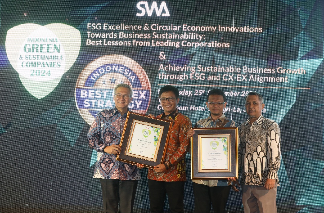 Wakil Presiden Direktur PT AR Ruli Tanio (kedua dari kiri) dan General Manager & Deputy Director Operations PT AR, Rahmat Lubis (ketiga dari kiri), menerima penghargaan dari Chairman IICG Gendut Suprayitno (kiri) dan Wakil Pemimpin Redaksi Majalah SWA, Kusnan M Djawahir (kanan), di ajang Indonesia Green and Sustainable Companies Award (IGSCA) 2024