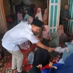 Calon Wakil Wali Kota, Gempar Nauli Hamonangan Nasution (Bang Gempar), terlihat menyalami akrab ratusan ibu-ibu pengajian wirid Yasin Lingkungan I, Kelurahan Batang Ayumi Jae, Kecamatan Padangsidimpuan Utara