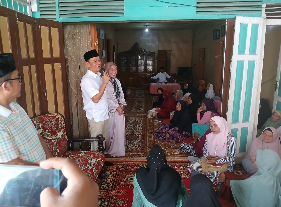 Calon Wakil Wali Kota, Gempar Nauli Hamonangan Nasution (Bang Gempar), didampingi istri tercinta, dr Irma Harahap, saat berikan sambutan di pengajian wirid Yasin Lingkungan I, Kelurahan Batang Ayumi Jae, Kecamatan Padangsidimpuan Utara