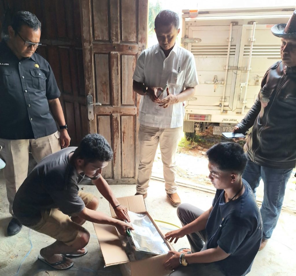 Polres Tapsel Kawal Serah-Terima Logistik Pilkada di Gudang KPU