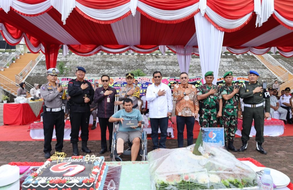 Syukuran HUT Polantas ke-69, Kapolres Tapsel Beri Bantuan Kursi Roda ke Korban Kecelakaan