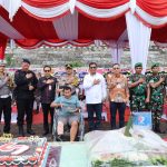 Salah seorang korban kecelakaan lalulintas usai menerima bantuan kursi roda dari Kapolres Tapsel, AKBP Yasir Ahmadi, yang didampingi Kajari Padang Lawas Utara, Dr Hartam Ediyanto, Danyon C Pelopor Sat Brimob Polda Sumut, Kompol Dr Buala Zega, Danramil 03/Sipirok, Kapten CZI Pahlawan Nasution, Kasi Pidum Kejari Tapsel, Obrika Simbolon, Danki Ban Yonif 123/RW, Kapten Dani Cahyono Nugroho, Dansubdenpom 1/2-3 Padangsidimpuan, Kapten Cpm Arliyanto Harahap, dan Kasat Lantas, AKP Danil Saragih, dalam momen syukuran HUT Polantas ke-69