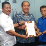 Ketua DPC KSPSI kabupaten Asahan Budi Juliandri Nasution, ST menyerahkan surat keputusan mendukung pasangan TR 24. (Foto: Joko)