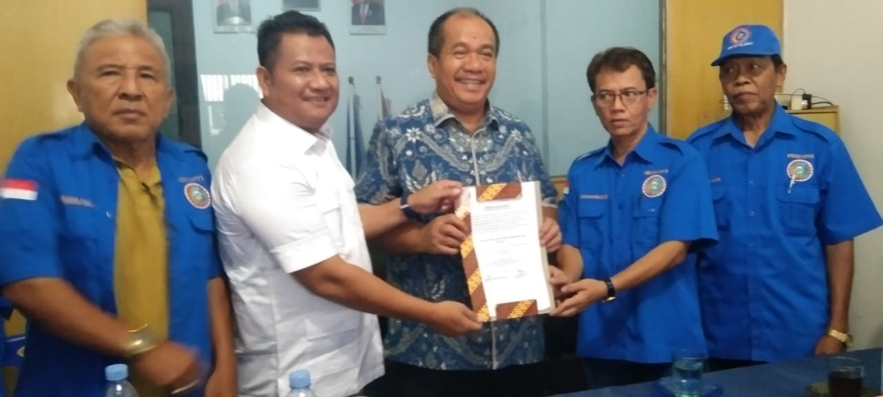 Ketua DPC KSPSI kabupaten Asahan Budi Juliandri Nasution, ST menyerahkan surat keputusan mendukung pasangan TR 24. (Foto: Joko)