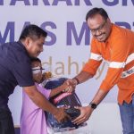 Director & CFO PT AR, Noviandri (kanan), menyerahkan bingkisan berupa, alat tulis dan bola kepada bocah berusia 9 tahun, Mustofa Harahap, yang baru menjalani operasi katarak gratis