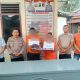 Kapolsek Batang Toru, Iptu RN Tarigan, dan anggota menunjukkan seorang terduga pengedar sabu, EH, bersama pemilik sabunya, MTS, usai tertangkap