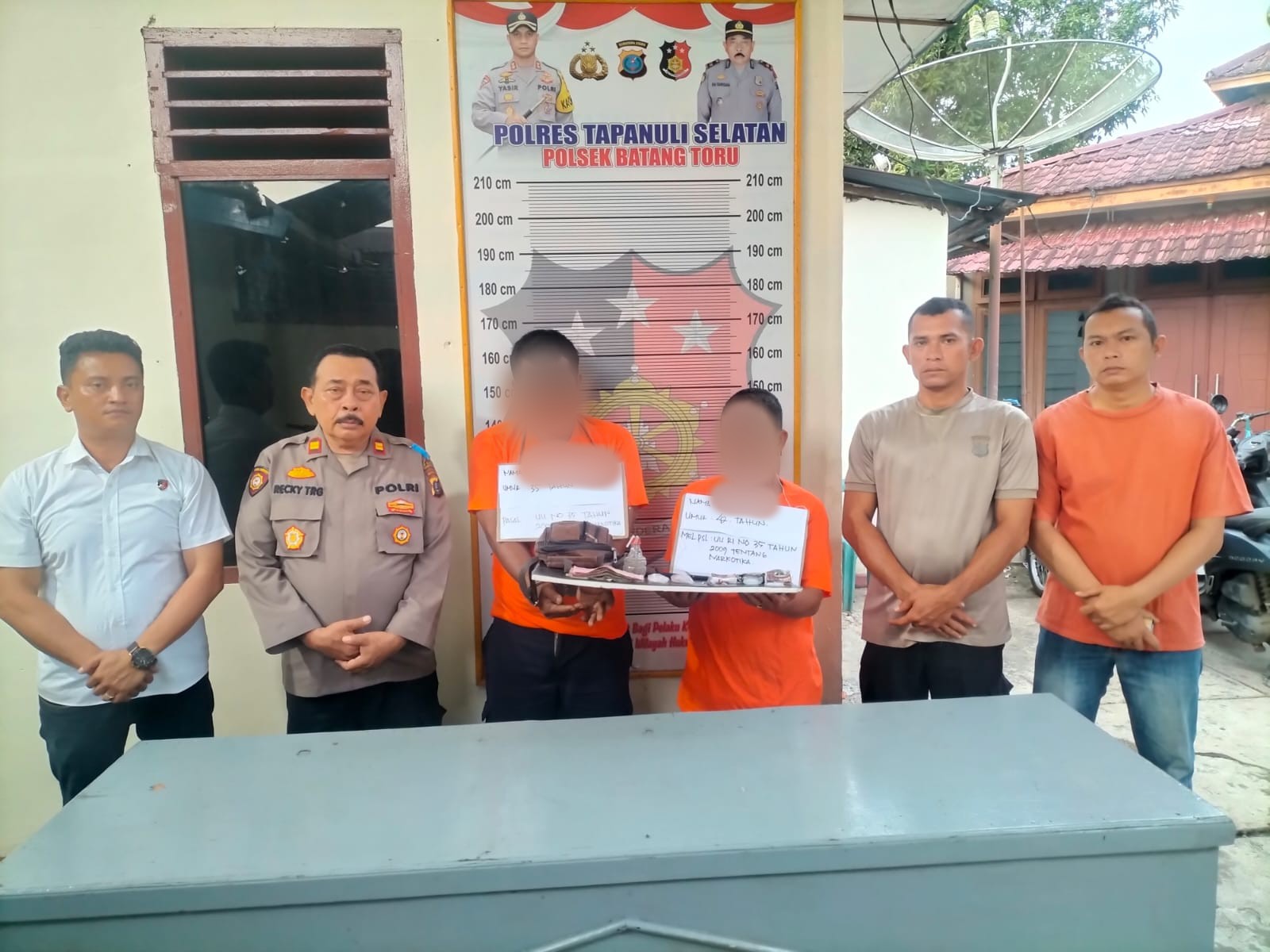 Kapolsek Batang Toru, Iptu RN Tarigan, dan anggota menunjukkan seorang terduga pengedar sabu, EH, bersama pemilik sabunya, MTS, usai tertangkap
