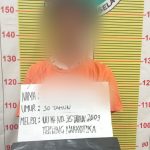 ISS menunjukkan barang bukti usai dilimpahkan Tim Opsnal Sat Resnarkoba Polres Tapanuli Selatan setelah kedapatan memiliki sabu
