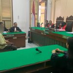 Eks Kades Batang Bahal, SS, yang menjadi terdakwa atas kasus dugaan tindak pidana korupsi penggunaan APBDes TA 2021 dan 2022 saat mengikuti sidang pembacaan tuntutan di Pengadilan Tipikor, Kota Medan