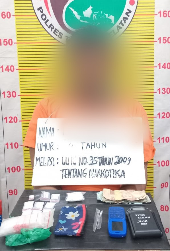MID saat menunjukkan barang bukti 20 Gram sabu dan lainnya di Polres Tapsel usai tertangkap petugas