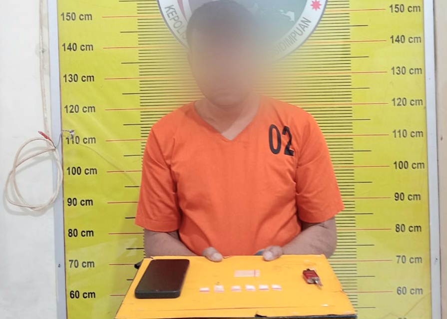 Residivis kasus narkoba, RN, menunjukkan barang bukti sabu usai ditangkap Tim Opsnal Sat Resnarkoba Polres Padangsidimpuan