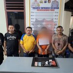 Seorang terduga pengedar sabu, TPS, usai ditangkap Kapolsek Batang Toru, Iptu RN Tarigan, dan anggota