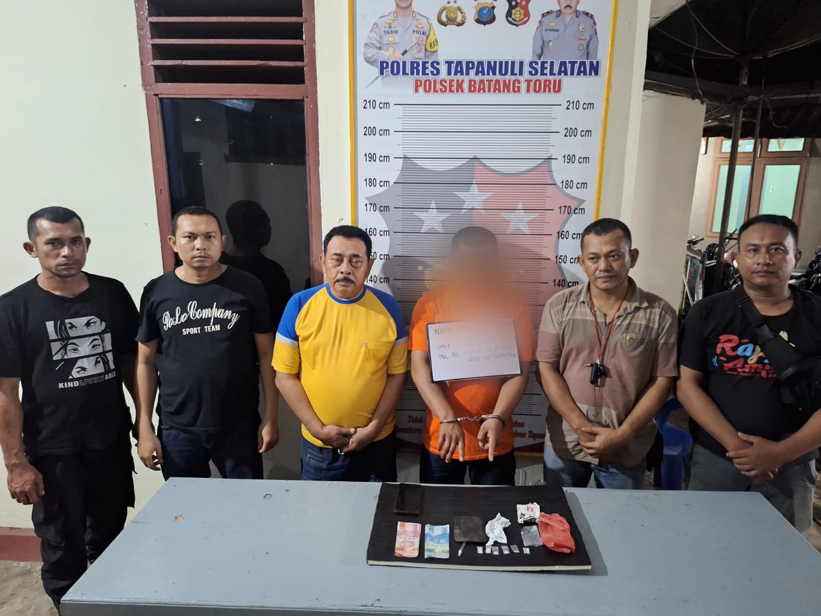 Seorang terduga pengedar sabu, TPS, usai ditangkap Kapolsek Batang Toru, Iptu RN Tarigan, dan anggota