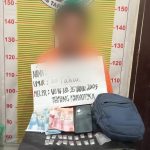 SH menunjukkan barang bukti usai ditangkap Tim Opsnal Sat Resnarkoba Polres Tapsel