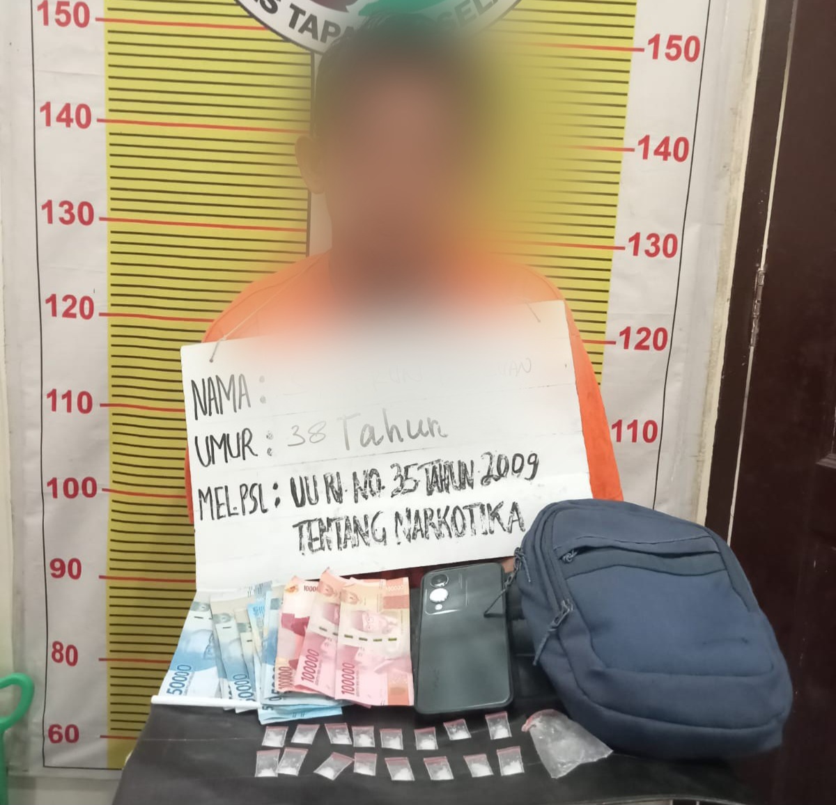 SH menunjukkan barang bukti usai ditangkap Tim Opsnal Sat Resnarkoba Polres Tapsel