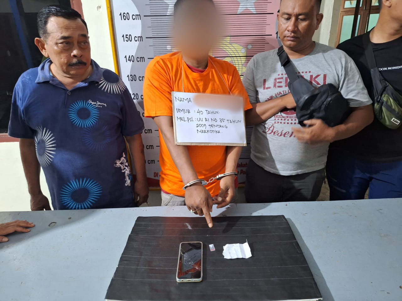 Terduga pengedar berinisial, SL, menunjukkan barang bukti sabu miliknya di hadapan Kapolsek Batang Toru, Iptu RN Tarigan, dan Tim Opsnal usai ditangkap