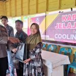 Kabag Log Polres Tapsel, AKP Haposan Harahap, saat menyerahkan souvenir ke perwakilan masyarakat di sela gerakan Kapolres Jelajah Huta