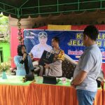 Kapolres Tapsel, AKBP Yasir Ahmadi, saat menyerahkan souvenir ke perwakilan masyarakat saat gerakan Jelajah Huta