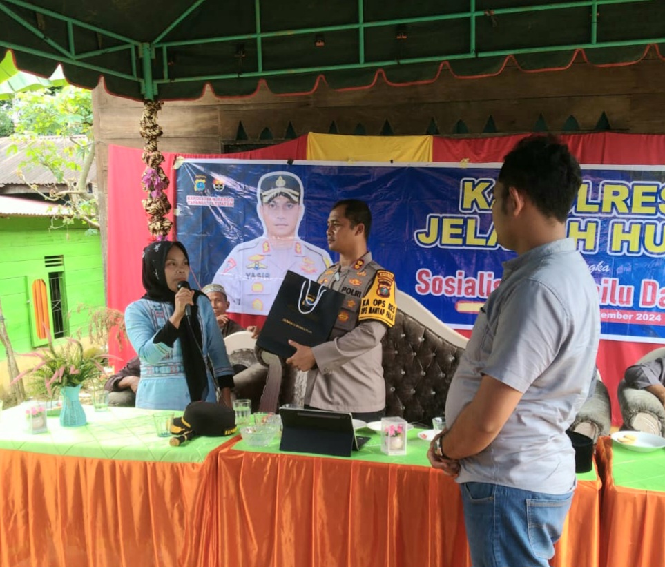 Kapolres Tapsel, AKBP Yasir Ahmadi, saat menyerahkan souvenir ke perwakilan masyarakat saat gerakan Jelajah Huta