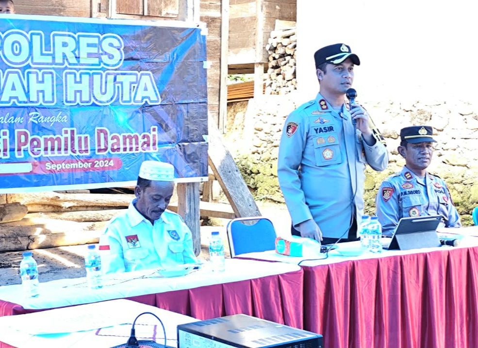 Kapolres Tapsel, AKBP Yasir Ahmadi, saat memberikan arahan ke masyarakat di sela gerakan Kapolres Jelajah Huta