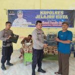 Kasat Tahti Polres Tapsel, Iptu Asjul Pane, menyerahkan souvenir ke perwakilan masyarakat yang hadir dalam gerakan Kapolres Jelajah Huta
