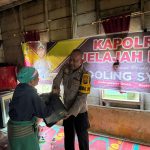 Kabag Ops Polres Tapsel, Kompol Abdi Abdillah, saat menyerahkan souvenir ke perwakilan masyarakat di sela gerakan Kapolres Jelajah Huta