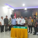 Kapolres Padangsidimpuan, AKBP Dr Wira Prayatna, Pj Wali Kota, Timur Tumanggor, dan lainnya, usai penandatanganan berita acara serah terima kepengurusan dan pengelolaan Masjid Abdullah bin Zaid
