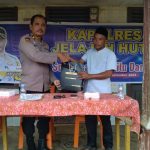 Kabag SDM Polres Tapsel, Kompol Sumanto Naibaho, saat menyerahkan souvenir usai gerakan Kapolres Jelajah Huta