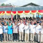 Calon Bupati dan Wakil Bupati Tapsel No.1, Gus Irawan Pasaribu, dan Jafar Syahbuddin Ritonga (BAGUSI), berfoto bersama mantan Bupati Tapsel dua periode, Syahrul M Pasaribu, dan Tim Pemenangan BAGUSI lainnya berfoto bersama usai pengukuhan Tim Pemenangan Paslon No.1 BAGUSI Kecamatan Sipirok