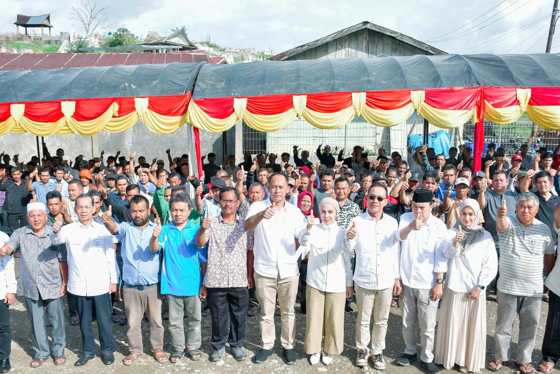 Calon Bupati dan Wakil Bupati Tapsel No.1, Gus Irawan Pasaribu, dan Jafar Syahbuddin Ritonga (BAGUSI), berfoto bersama mantan Bupati Tapsel dua periode, Syahrul M Pasaribu, dan Tim Pemenangan BAGUSI lainnya berfoto bersama usai pengukuhan Tim Pemenangan Paslon No.1 BAGUSI Kecamatan Sipirok