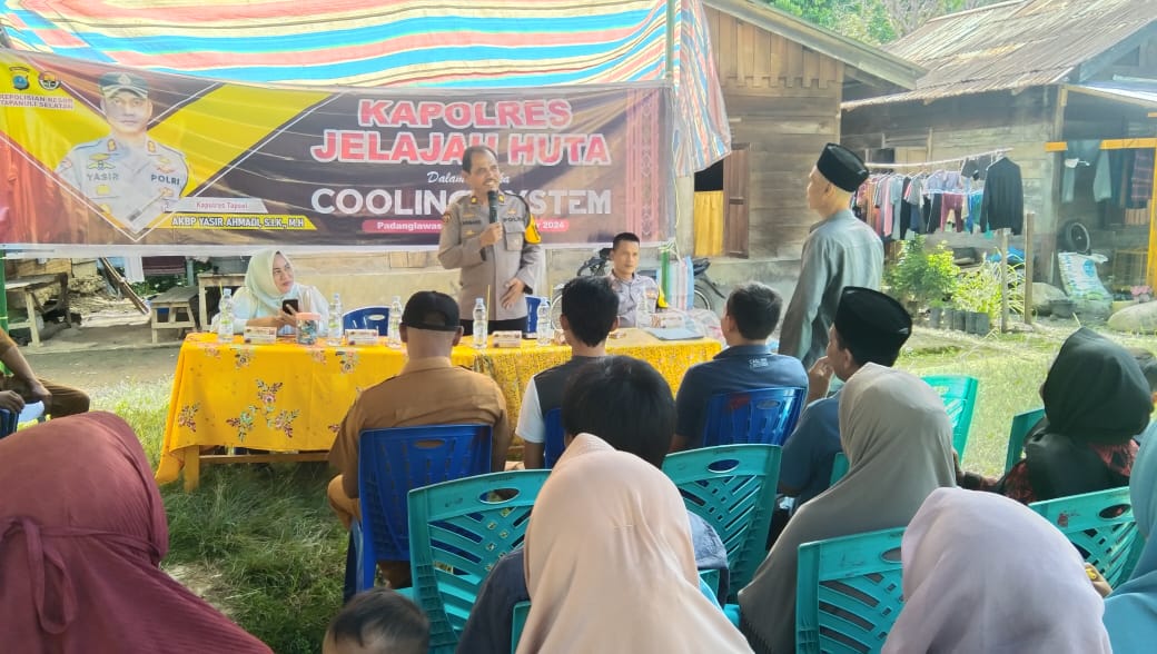 Kabag SDM Polres Tapsel, Kompol Sumanto Naibaho, saat memberikan pesan damai ke sejumlah masyarakat di sela gerakan Kapolres Jelajah Huta