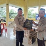 Kasat Tahti Polres Tapsel, Iptu Asjul Pane, saat menyerahkan souvenir kepada perwakilan masyarakat di sela gerakan Kapolres Jelajah Huta