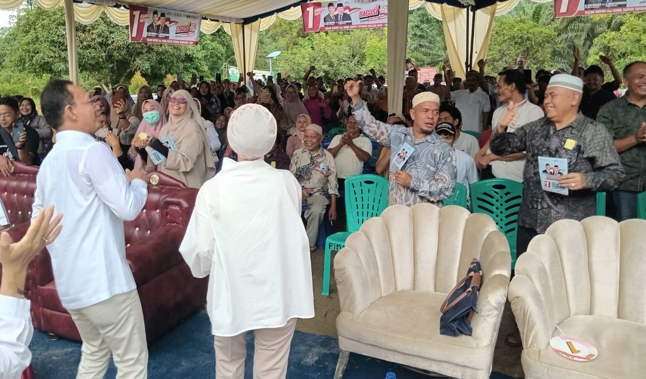 Paslon Bupati dan Wakil Bupati Tapsel No.1 BAGUSI, Gus Irawan Pasaribu dan Jafar Syahbuddin Ritonga, kompak meneriakkan kemenangan di sela pengukuhan Tim Pemenangan Kecamatan Batang Toru