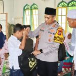 Kapolres Padangsidimpuan, AKBP Dr Wira Prayatna, menyantuni anak yatim di sela kegiatan Jumat curhat dan berkah di Masjid Al Ikhlas, Desa Simirik