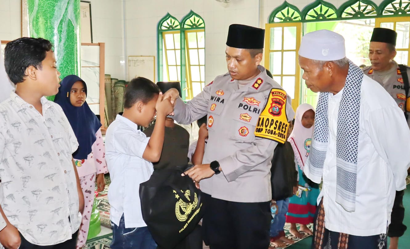 Kapolres Padangsidimpuan, AKBP Dr Wira Prayatna, menyantuni anak yatim di sela kegiatan Jumat curhat dan berkah di Masjid Al Ikhlas, Desa Simirik