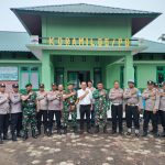 Kanit Reskrim Polsek Padang Bolak, Ipda Danni M Sidauruk, dan anggota berfoto bersama dengan Danramil 05/PB, Kapten Inf Mahmud Nasution, beserta personelnya